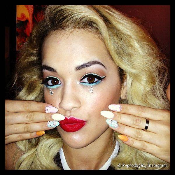 Rita Ora aposta em unhas posti?as quando quer ousar e vive postando as novidades em seu Instagram